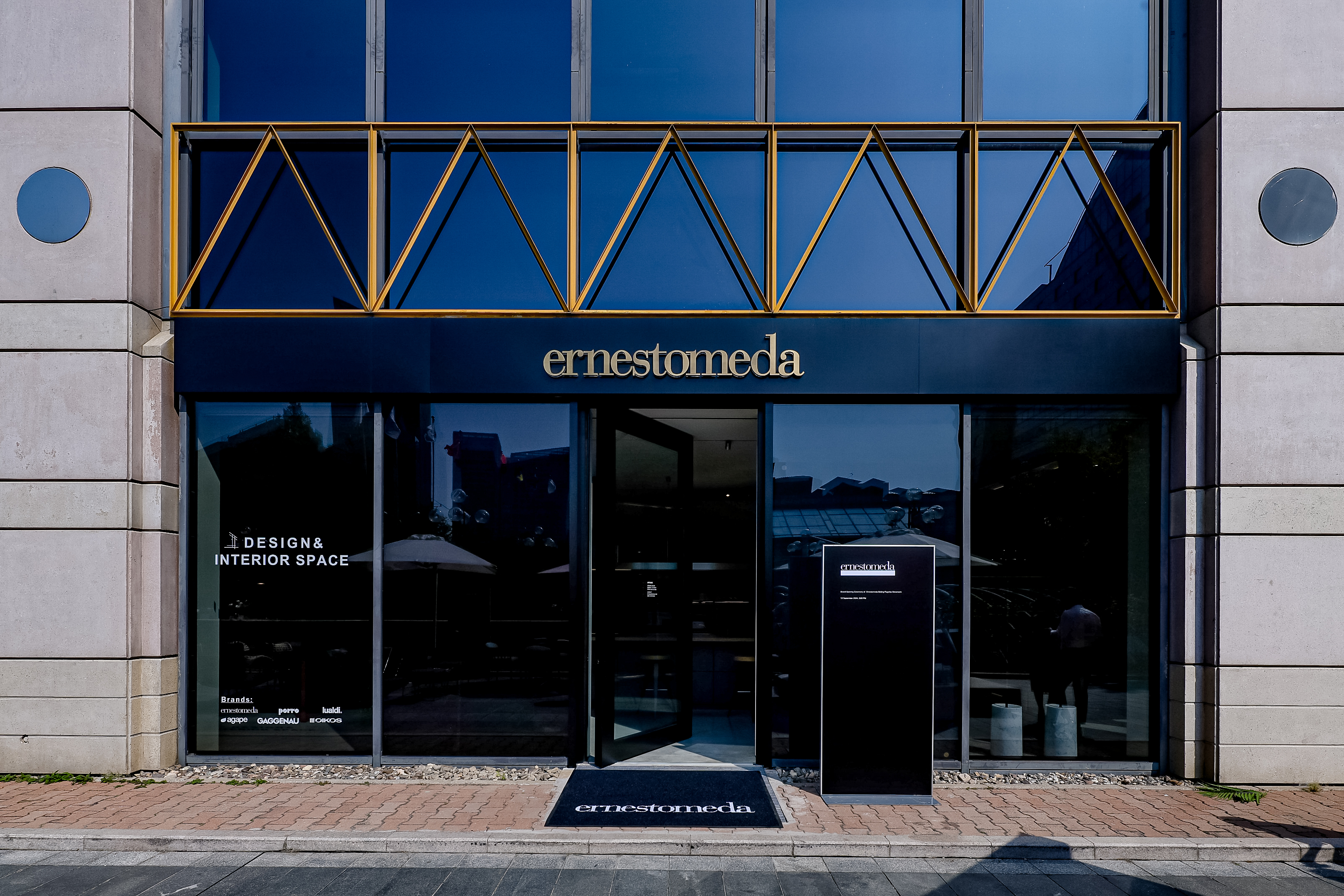 Grande cérémonie d’ouverture. Ernestomeda inaugure le nouveau showroom à Pékin